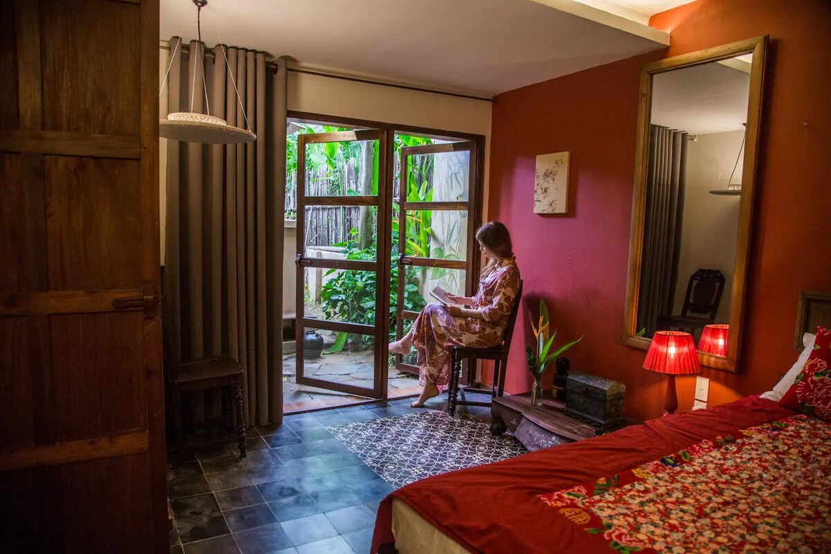 Chumba cha kulala cha 1 kwenye ghorofa ya chini kimefunguliwa kwenye ua wa nyuma