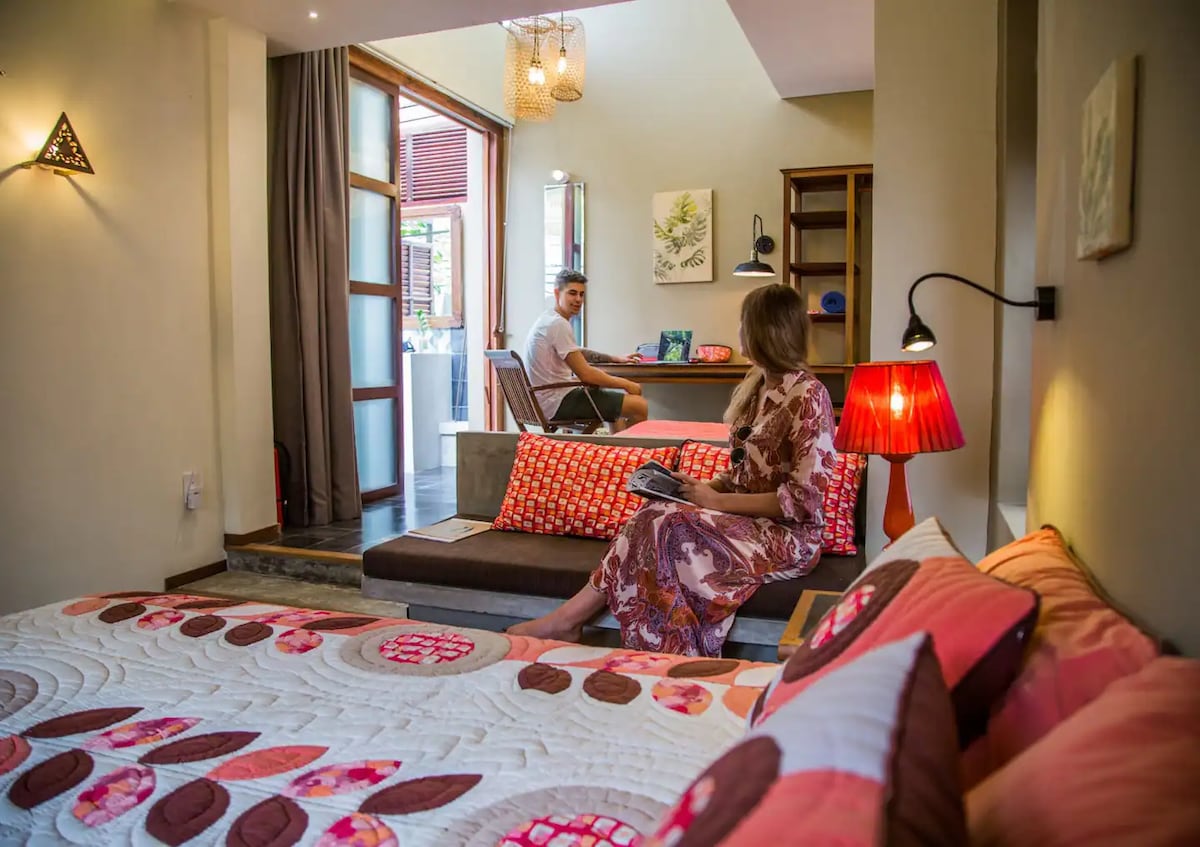 Chumba cha 2 cha kulala kwenye ghorofa ya kwanza chenye kitanda kimoja cha kifalme na kitanda kimoja cha watu wawili, kinachofaa kwa wanandoa wenye watoto wawili.