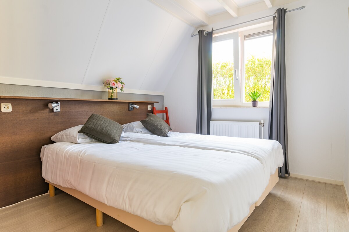 ห้องนอนที่ชั้นล่างมีบ็อกซ์สปริง 2 อันที่สามารถวางแยกจากกันได้หากจำเป็น 
สำหรับเสื้อผ้ามีตู้เสื้อผ้าและมีทีวีในห้องนอน