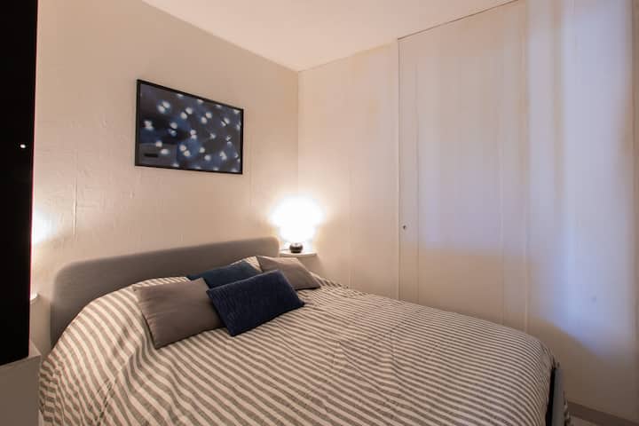 Habitación sin ventanas con ropa de cama de calidad y cama de 140 cm