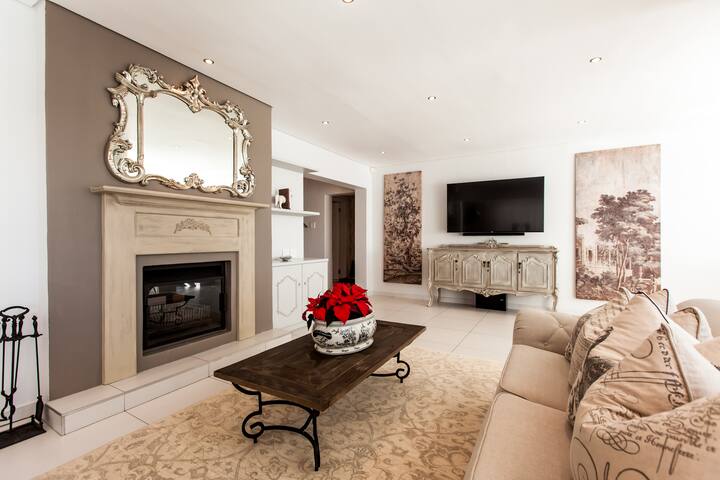 Villa on 1st Crescent gallery image 3