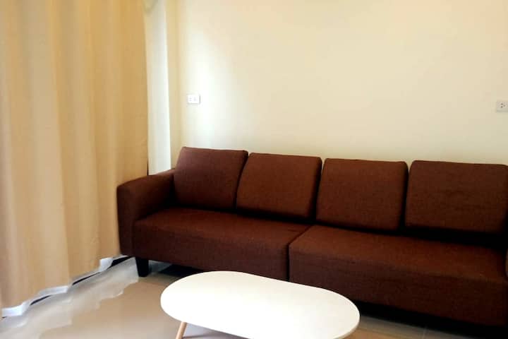 Obývacia izba ponúka veľkú pohovku s inteligentnou TV a klimatizáciou.