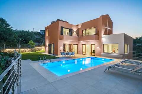 Luxurious Villa w/Private Pool, 5km from the beach