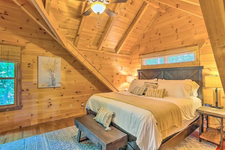 Dormitorio principal con cama tamaño king y TV inteligente. Hay una cuna portátil con sábanas en el armario.
