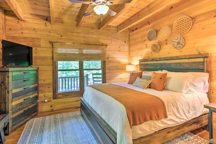 Dormitorio de la planta principal con cama King y TV inteligente.