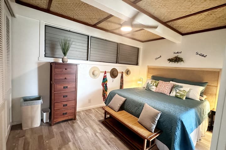 El dormitorio cuenta con una cama tamaño king súper cómoda, vestidor completo y armario enorme.