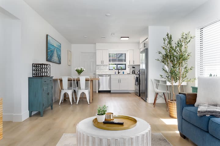 Atlantic Bay. Beach Gear. Private Backyard Oasis - Fort Lauderdale, FL