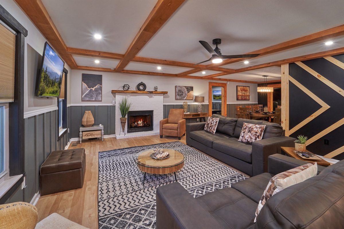 Dhomë ndenjjeje me ambient me zjarr me gaz, televizor inteligjent i madh