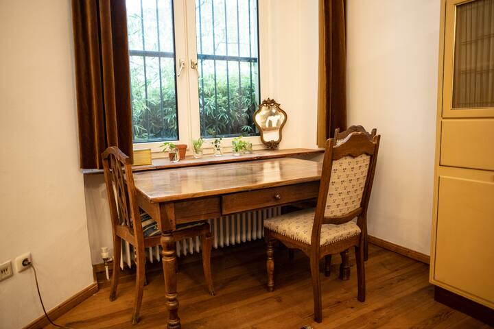 Huge-Elegant-Arty 5 Beds Flat in Schöneberg gallery image 3