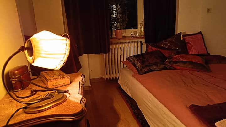 חדר 3 - בלילה, מנורת קריאה לערבים נעימים