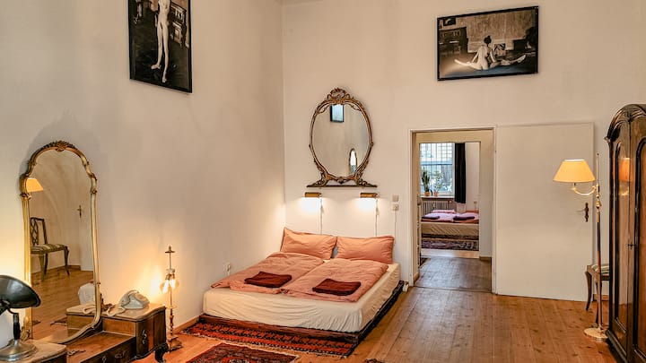 חדר 2 - [25 מ'^2 ]- מיטת קווין סייז (160x200 ס"מ), ריהוט עתיק ויצירות אמנות מקוריות