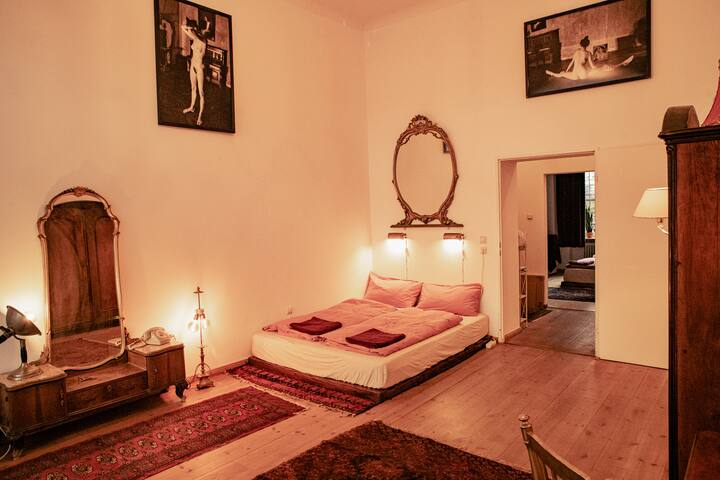 Huge-Elegant-Arty 5 Beds Flat in Schöneberg gallery image 4