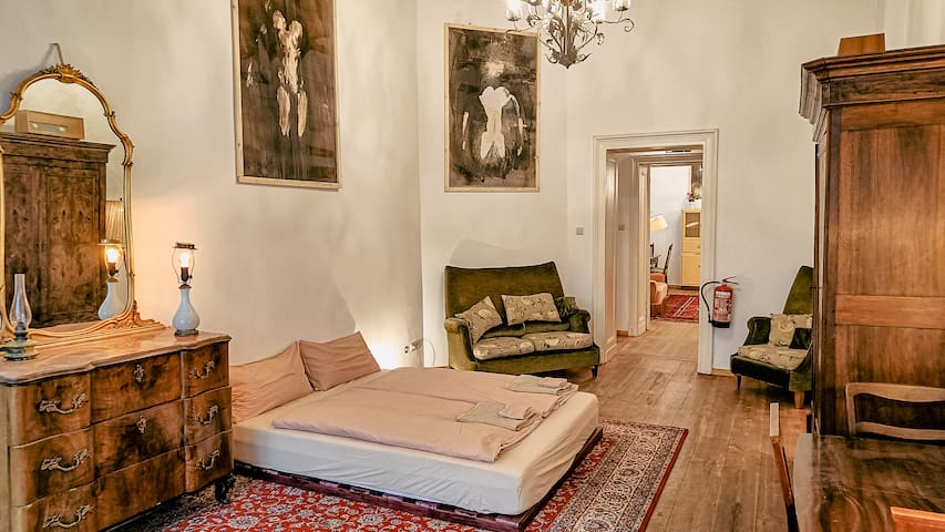 Huge-Elegant-Arty 5 Beds Flat in Schöneberg