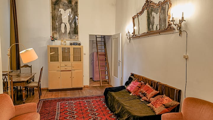 סלון או חדר 5  -[25 מ'^2]- אזור מרווח עם ספה נפתחת נוחה, שולחן אוכל, חלל שטיח ליוגה, מתיחות וכו '.
ניתן להשתמש בשתי מסגרות מיטה בגודל 80x200 כל אחת, בין אם כירוקה או אחת ליד השנייה, שתי מיטות בגודל 160x 200.