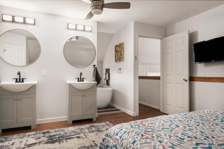 Spavaća soba 2 s vlastitom kupaonicom. Na katu.
Bračni krevet (širok 150 - 179 cm)