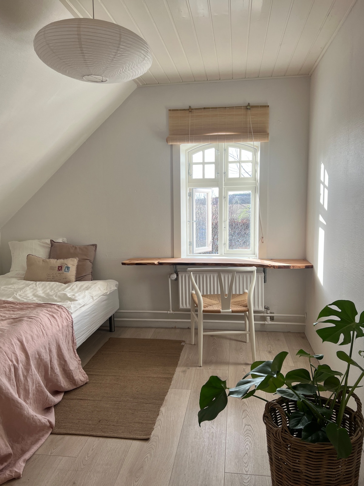 Розова соба со единечен кревет, со добра волја има место за двајца во креветот. Големина на креветот 120 см
Биро со поглед кон градината.