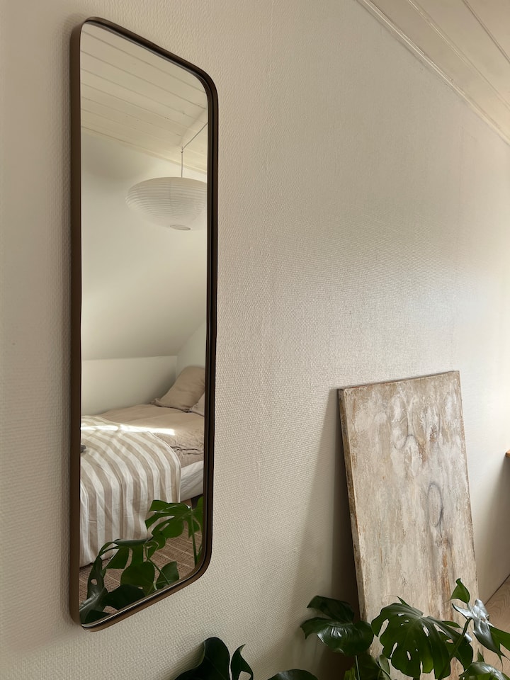 Écoutez, la chambre avec un lit simple, où il y a de la place pour deux nuitées.