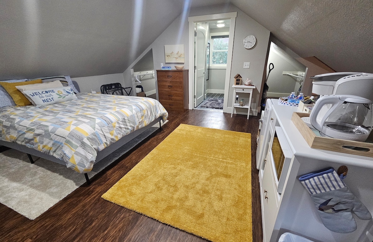 Comfortabel en gezellig queensize bed met traagschuimmatras en traagschuim kussens. Geniet van de kitchenette met alle benodigdheden, moderne en goed verlichte badkamer, samen met veel kasten en een dressoir. Wij bieden ook veel extra voorzieningen!