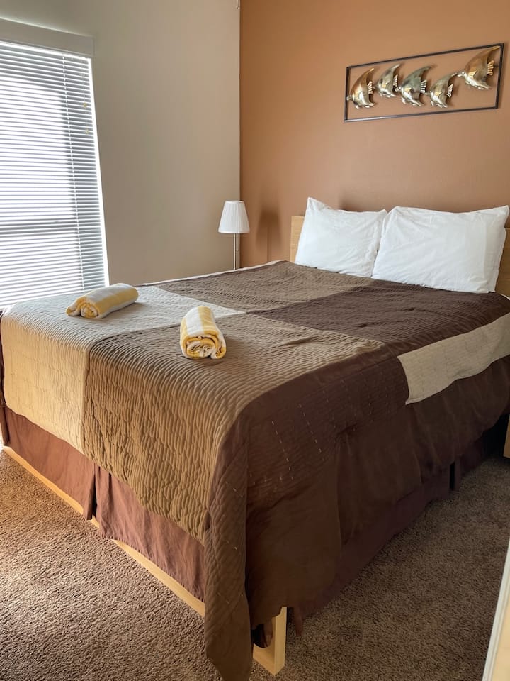 ห้องนอนควีนไซส์อยู่ที่ชั้นล่าง