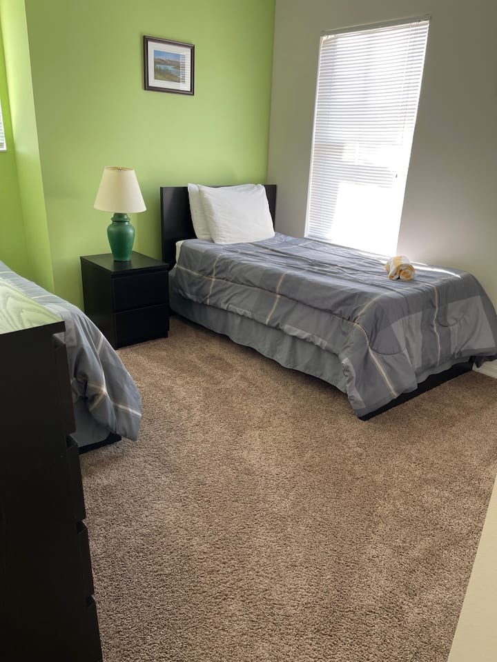 ห้องนอนเตียงแฝดพร้อมทีวีของตัวเอง