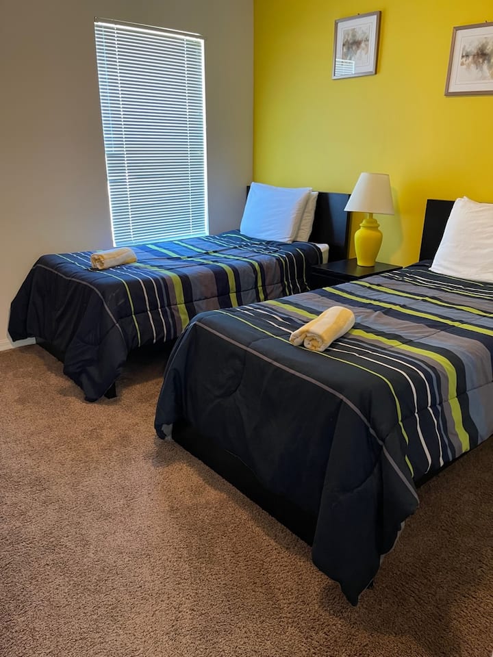 ห้องนอนเตียงแฝดที่ 2 มีทีวีเป็นของตัวเอง