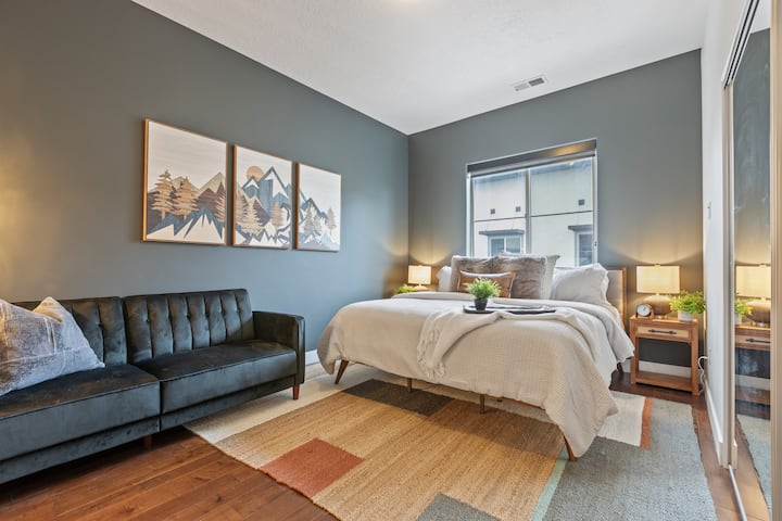 King master suite na sofa, kitanda na bafu ndani ya chumba