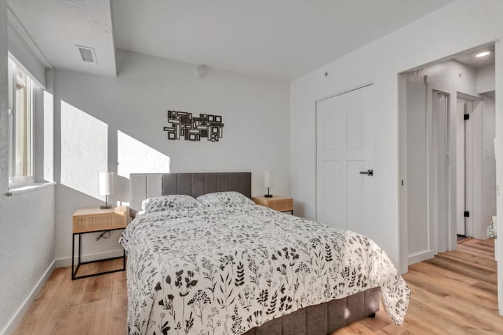 Cómoda cama tamaño queen, dormitorio separado.