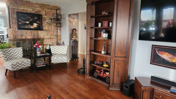 ที่นั่งเพิ่มเติมในห้องนั่งเล่นชั้นหลัก