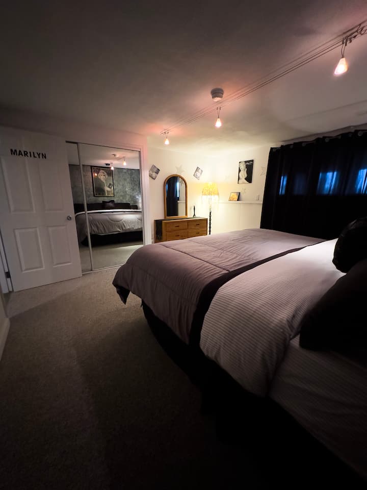 ห้องมาริลีนมีตู้เสื้อผ้าและตู้เสื้อผ้าให้ใช้งาน