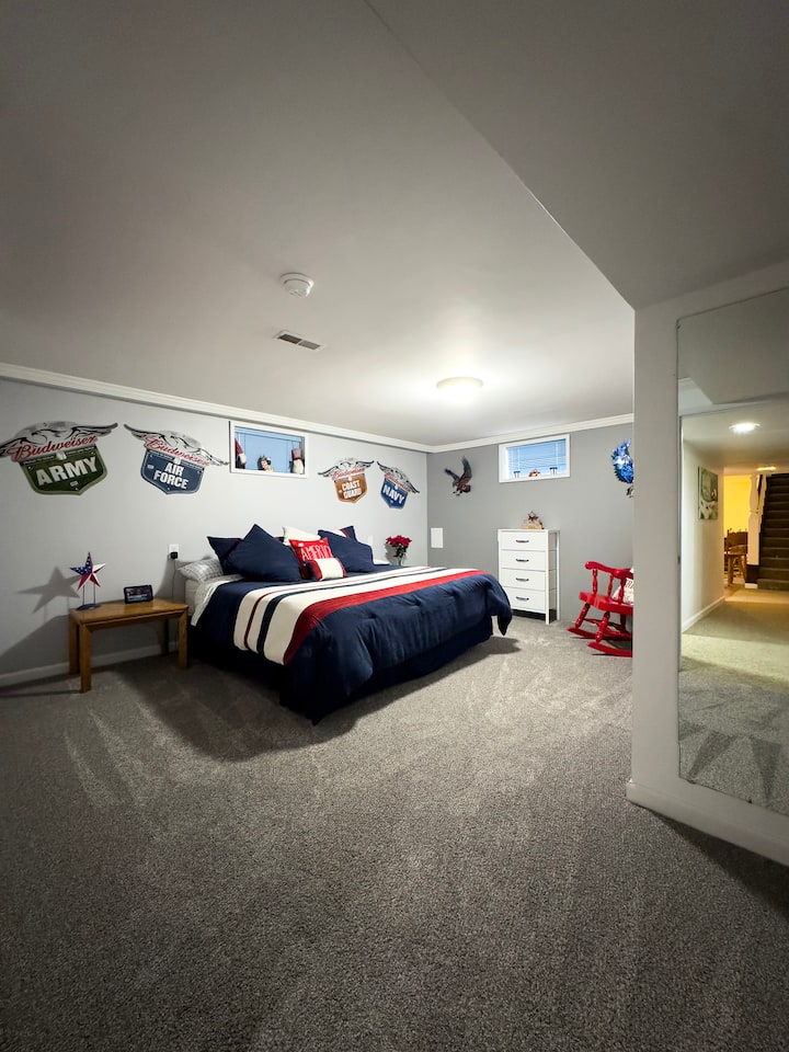 ห้องพักในสหรัฐอเมริกาตั้งอยู่ที่ชั้นใต้ดินพร้อมเตียงคิงไซส์