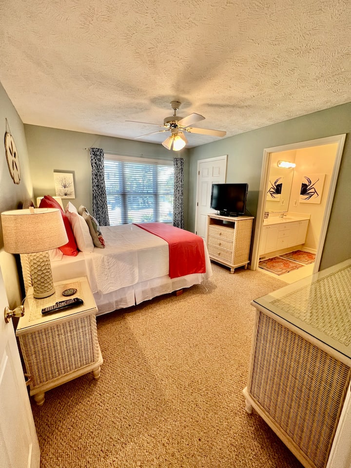 ห้องสำหรับครอบครัวเชื่อมต่อกับห้องนอนชั้นหลักนี้มีเตียงควีนไซส์และห้องน้ำส่วนตัว