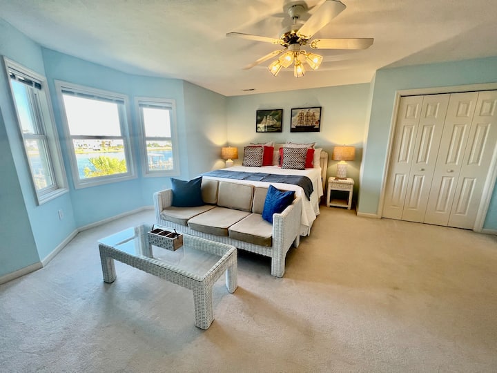 เริ่มต้นเช้าวันใหม่ด้วยการตื่นขึ้นมาชมวิวระหว่างชายฝั่งที่น่าทึ่งในห้องนอนชั้นบนนี้มีเตียงคิงไซส์ทีวีจอแบนพื้นที่นั่งเล่นและบาร์กาแฟส่วนตัว