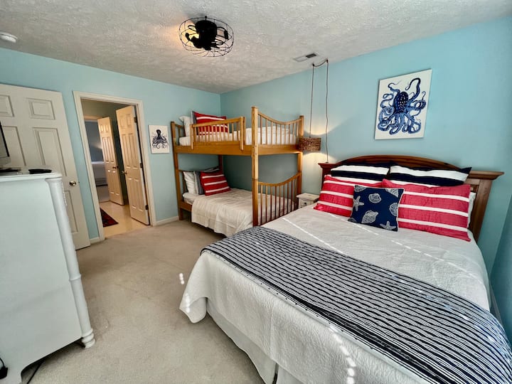 
ห้องนอนที่สามเชื่อมต่อกับห้องน้ำของแจ็คและจิลซึ่งมีอ่างอาบน้ำและฝักบัวรวมกัน