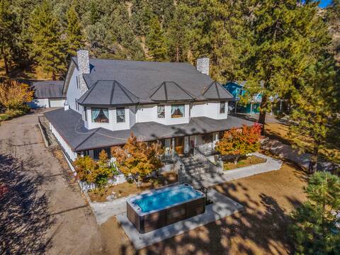 Luxury Mountain Retreat: Skiing, SPA, Arcade & Bar