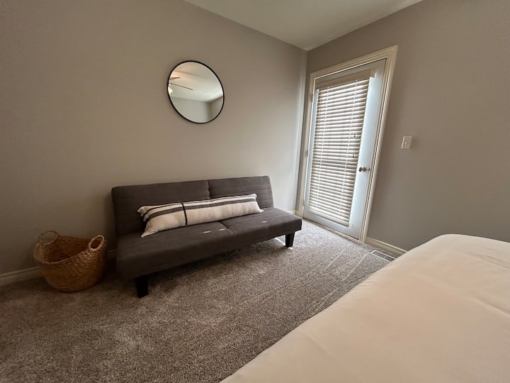 Თავისუფალი ოთახი №1 ფუტონი (დამატებითი თეთრეული და ბალიშები კარადაში).