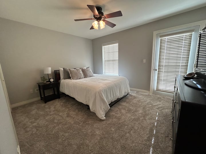 Სათადარიგო ოთახი №2 საწოლი, რომელსაც აქვს USB და შტეფსელები კალთაზე და თავსაფარზე.