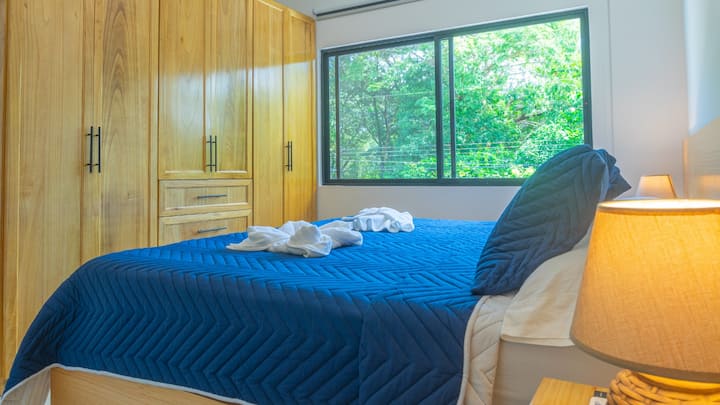 חדר מודרני ומרווח, עם מיטת קינג סייז, טלוויזיה 43אינץ ', עם ארון, מאוורר תקרה, מיזוג אוויר וחדר רחצה ושירותים פרטי. 