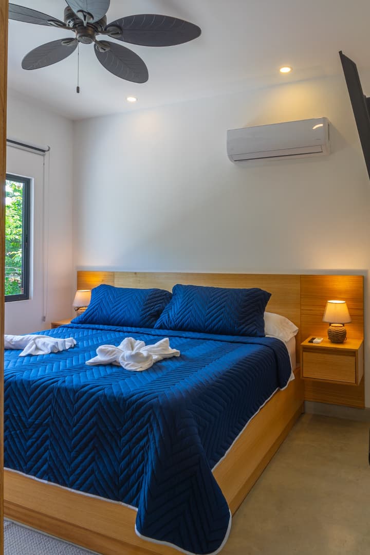 חדר מודרני ומרווח, עם מיטת קינג סייז, טלוויזיה 43אינץ ', עם ארון, מאוורר תקרה, מיזוג אוויר וחדר רחצה ושירותים פרטי. 