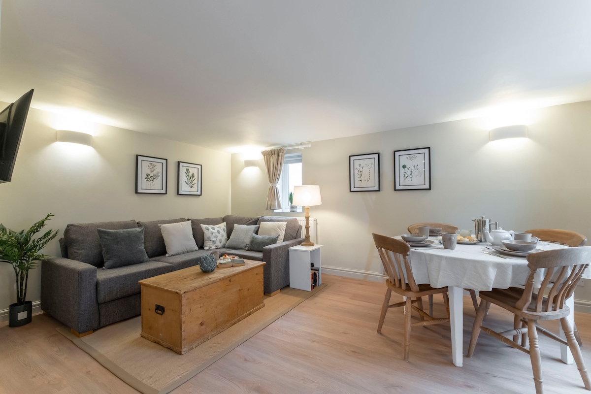 Successful Airbnb property: Cosy Peaceful Self Contained Home in Montpellier in Leckhampton With Warden Hill