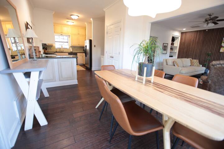 Lovely and Conveniently Located gallery image 5