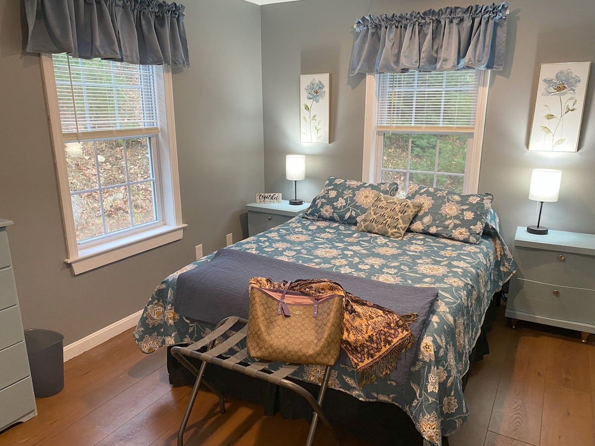 ห้องนอนพร้อมเตียงควีนไซส์ - อยู่ที่ชั้น 2 - ชั้นเดียวกับห้องครัว 