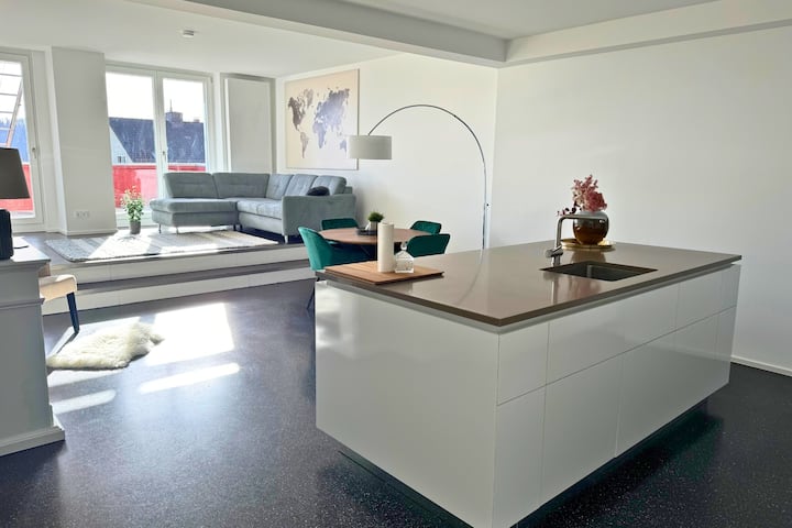 Kuzhinë e re moderne me ishull kuzhine