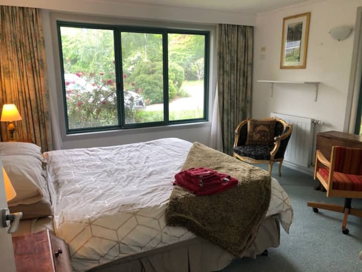 Glavna spavaća soba. Bračni krevet (koji se na zahtjev može podijeliti na dva kreveta za jednu osobu). 