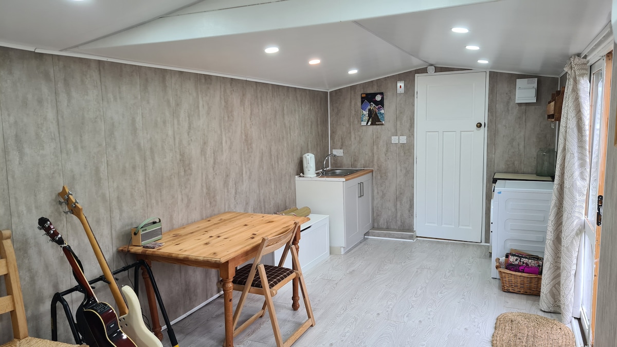Top performing Airbnb: Spacious cabin in S Nottingham in Holme Pierrepont