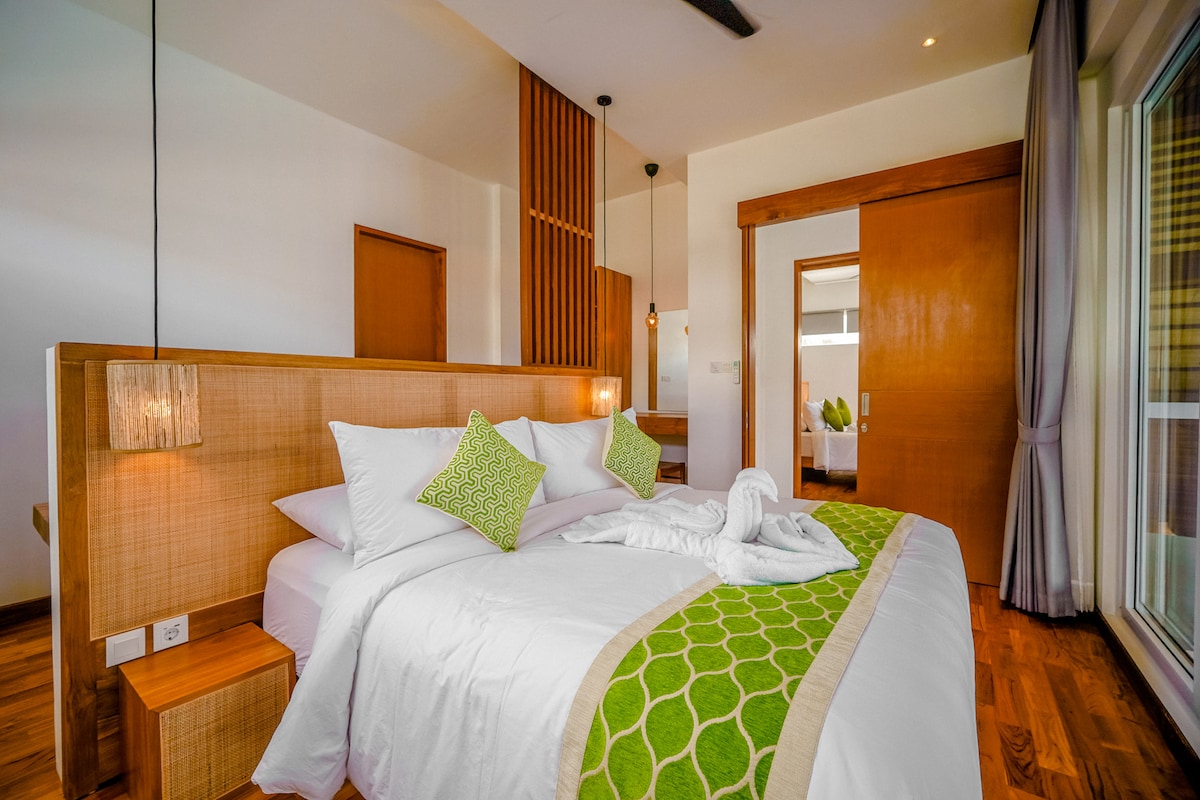 1 מתוך 2 חדרי שינה, עם מיטת קינג סייז וחדר רחצה צמוד.