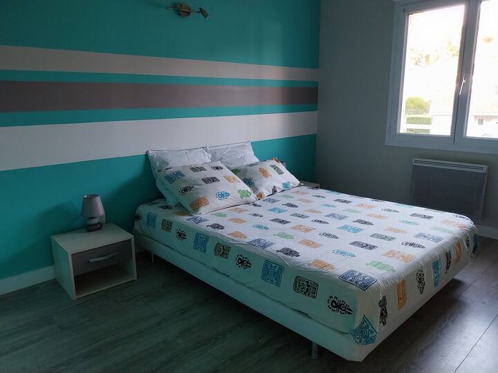 habitación N°2  en el piso ( 13 M2)  con cama de 140 cm y escritorio