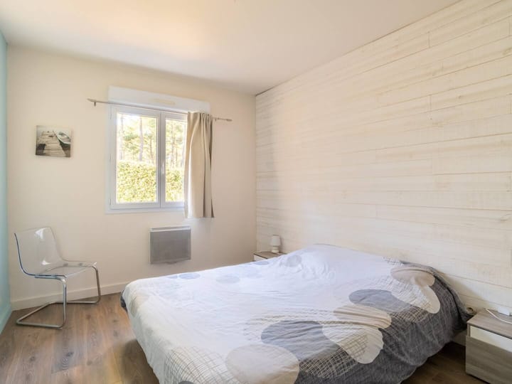 gran habitación en la planta baja ( 13 m2)  con una cama de 160 cm y un gran armario con muchos espacios de almacenamiento , estantes y armario