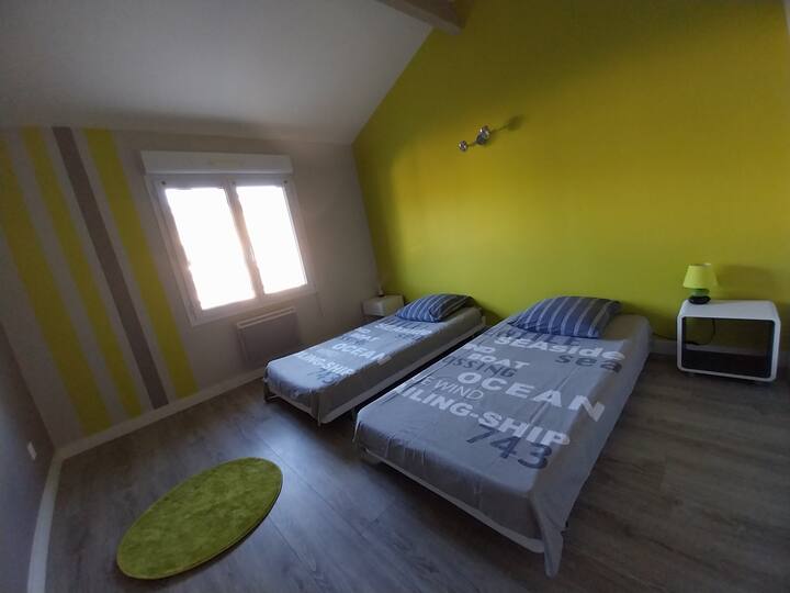 habitación N°3 ( 14 m2)   con 2 camas de 90 cm , posibilidad de añadir una cama de 90