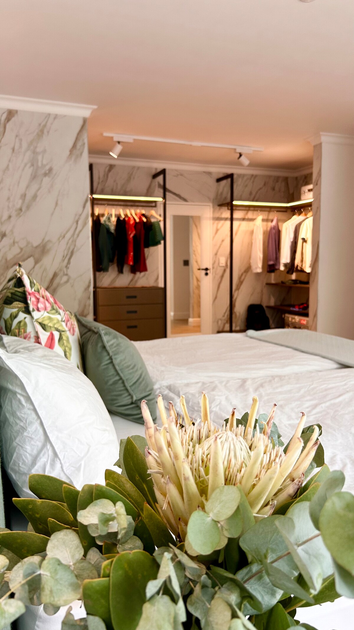 חדר שינה ראשי עם חדר הלבשה וחדר רחצה צמוד