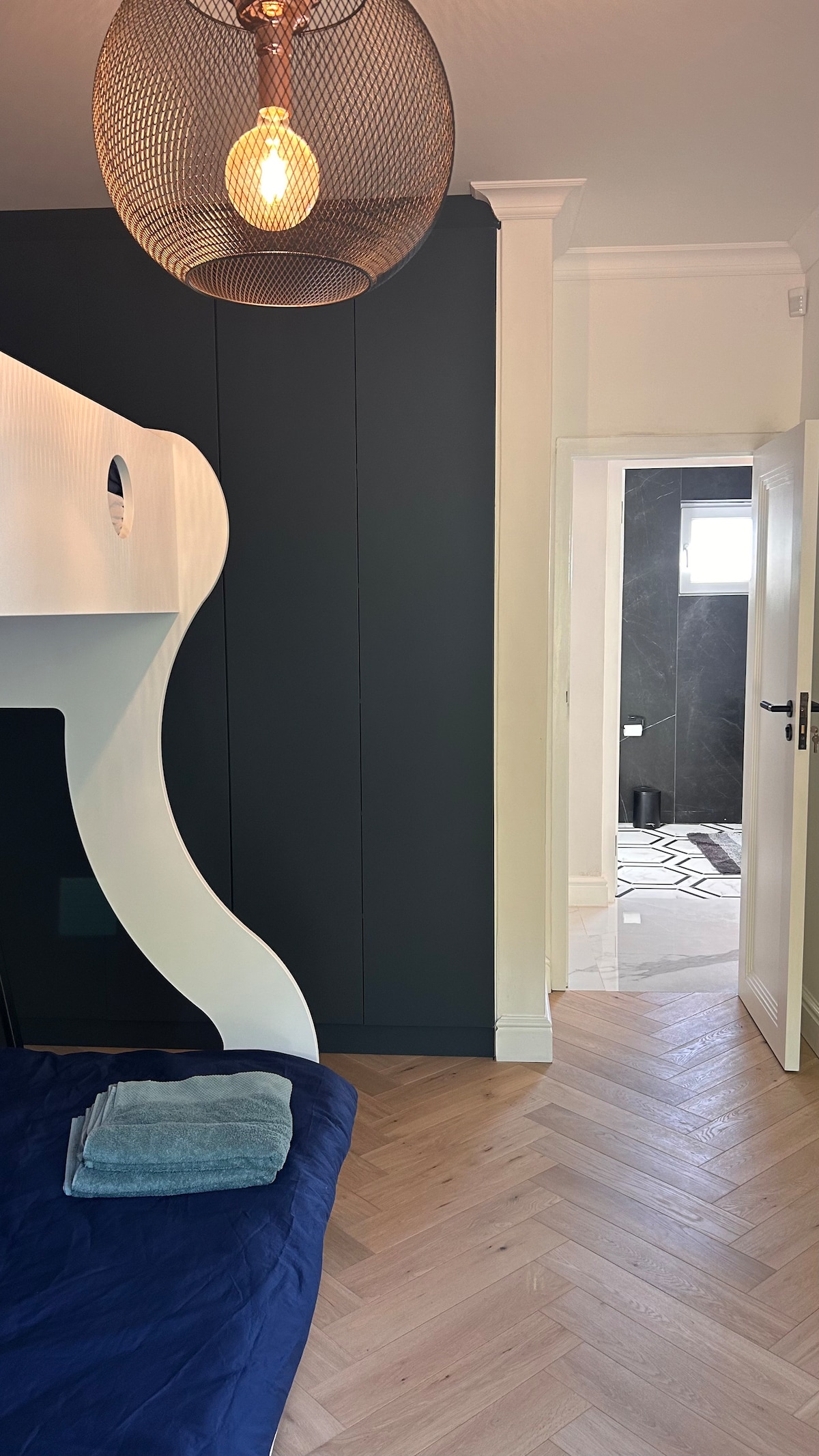 מיטה גבוהה, למעלה 90 ס"מ רוחב ו -1.30 מ' מתחת